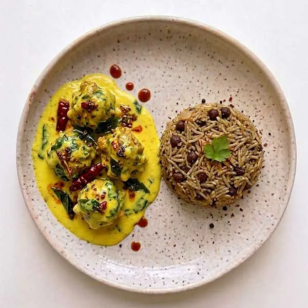 Palak Pakoda Kadhi With Kala Channa Pulao